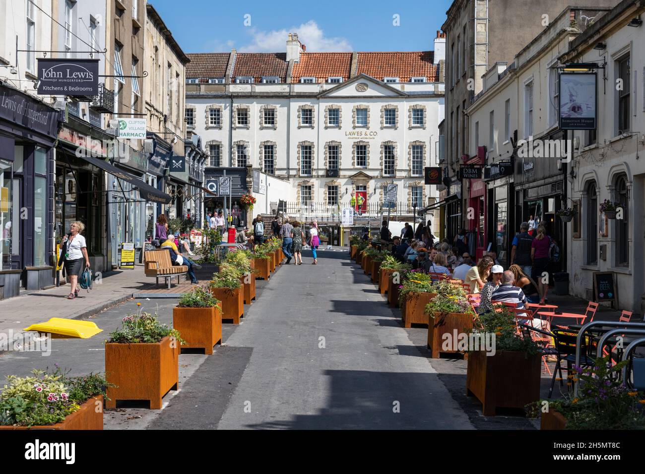 Gli acquirenti e i commensali riempiono Princess Victoria Street durante una pedanizzazione di prova della strada suburbana a Clifton, Bristol. Foto Stock