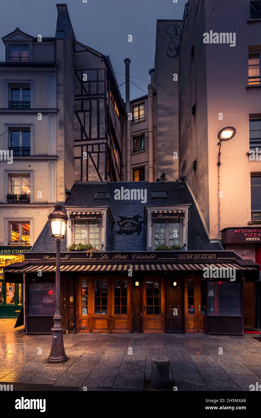Parigi, Francia - 27 gennaio 2021: Ristorante tipico chiamato le petit Chatelet vicino alla Cattedrale di Notre Dame a Parigi durante il periodo di chiusura a causa del convivid-19 Foto Stock