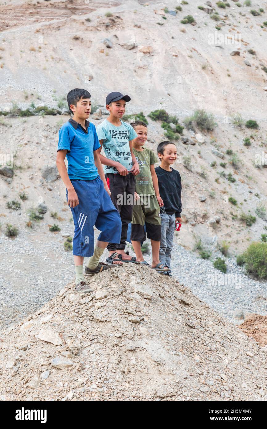 Dishik, Provincia di Sughd, Tagikistan. Agosto 15, 2021. Ragazzi Tajik nel villaggio di Dishik. Foto Stock