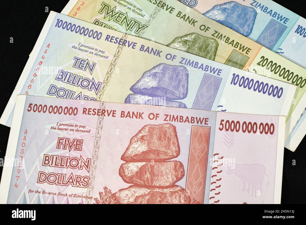 Selezione delle bollette dell'iperinflazione dello Zimbabwe in un'ampia denominazione di miliardi di euro Foto Stock