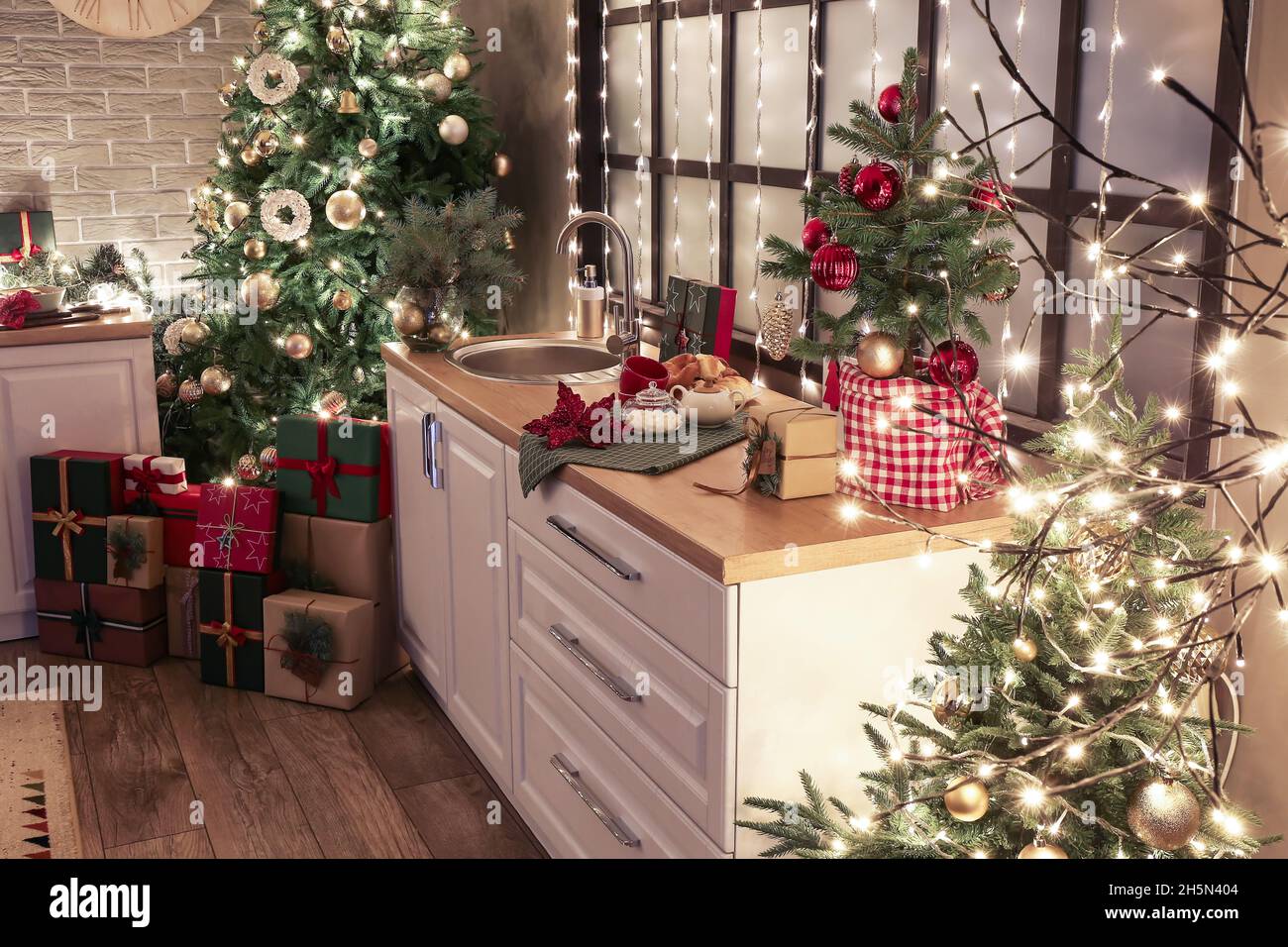 Banconi con decorazioni natalizie, cucina moderna e cucina con piatti e  stoviglie Foto stock - Alamy