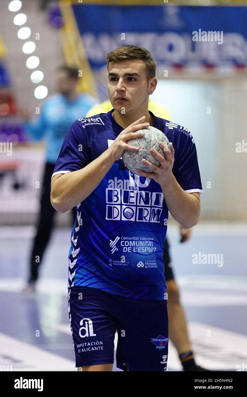 Antequera, Spagna. 10 novembre 2021. Jules Lignieres visto in azione durante la partita Liga Sacyr Asobal tra Balonmano Balonmano Iberoquinoa Antequera e BM Benidorm a Pabellon Fernando Argüelles in Antequera.(Punteggio finale; Balonmano Balonmano Iberoquinoa Antequera 23:27 BM) credito: SOPA Images Limited/Alamy Benidorm Live News Foto Stock