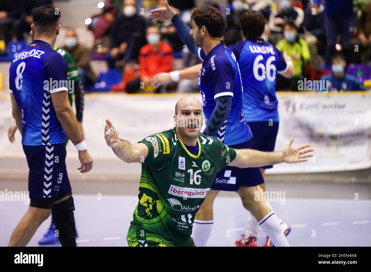 Antequera, Spagna. 10 novembre 2021. Rafael Baena visto in azione durante la partita Liga Sacyr Asobal tra Balonmano Balonmano Iberoquinoa Antequera e BM Benidorm a Pabellon Fernando Argüelles in Antequera.(Punteggio finale; Balonmano Balonmano Iberoquinoa Antequera 23:27 BM) Credit: SOPA Images Limited/Alamy Benidorm Live News Foto Stock