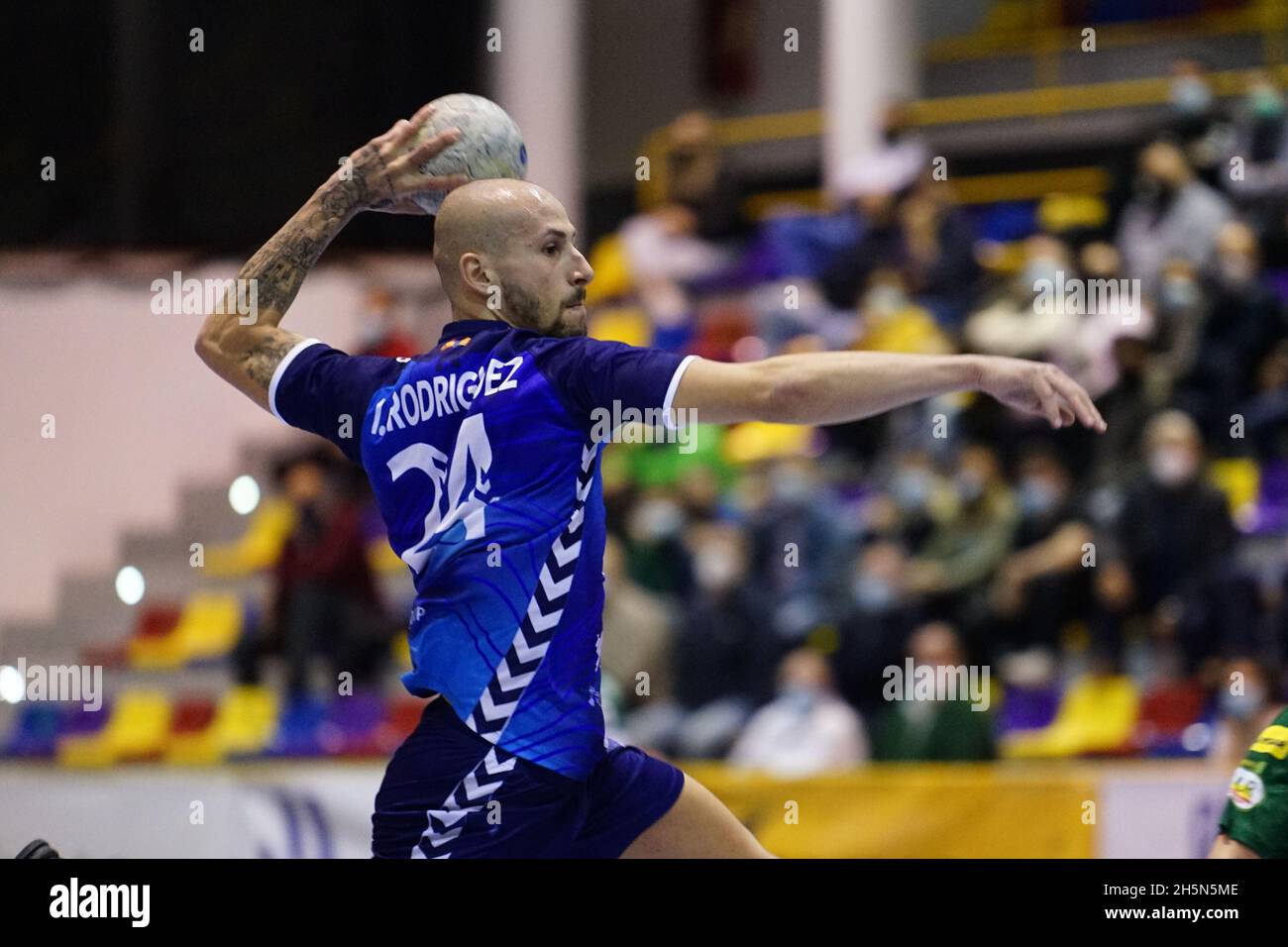 Antequera, Spagna. 10 novembre 2021. Ivan Rodriguez Martinez di CB Benidorm visto in azione durante la partita Liga Sacyr Asobal tra Balonmano Balonmano Iberoquinoa Antequera e BM Benidorm a Pabellon Fernando Argüelles di Antequera.(Punteggio finale; Balonmano Balonmano Iberoquinoa Antequera 23:27 BM Benidorm) (Foto di Francis/Sipa Gonzez Live Images: USA/USA) Foto Stock