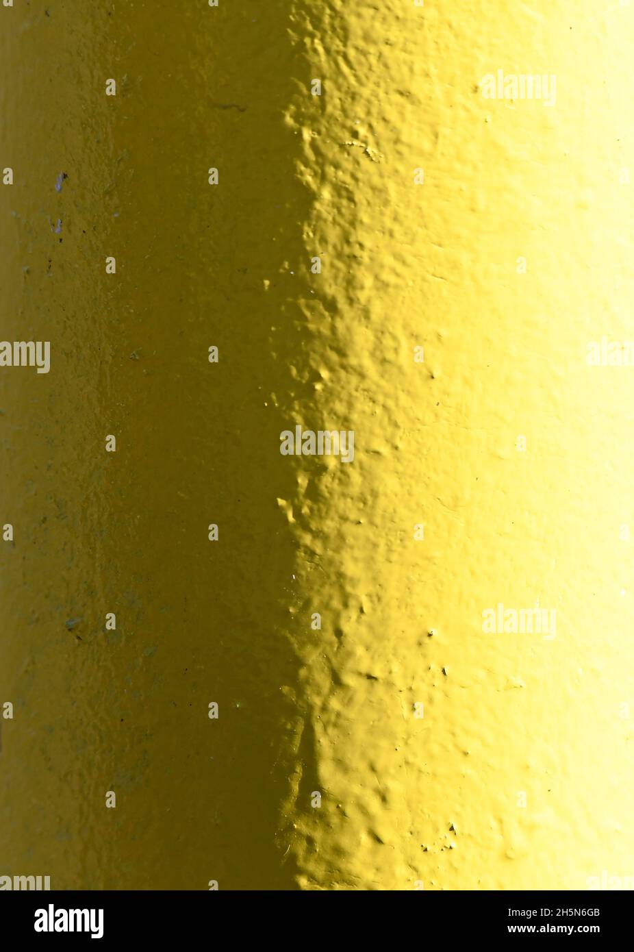 Primo piano di paletto in acciaio giallo con gradiente Foto Stock