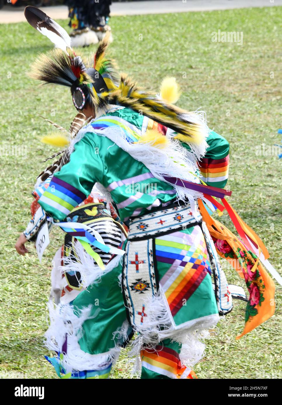 Ballerini indegini al Pow Wow sul Monte McKay a Thunder Bay, Ontario, Canada, il 24 settembre 2021 per la Giornata Nazionale della 'verità e riconciliazione. Foto Stock