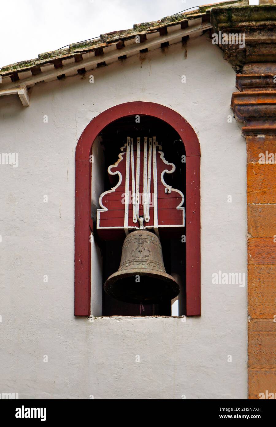 Campana di antica chiesa barocca nella città di Tiradentes, Minas Gerais, Brasile Foto Stock