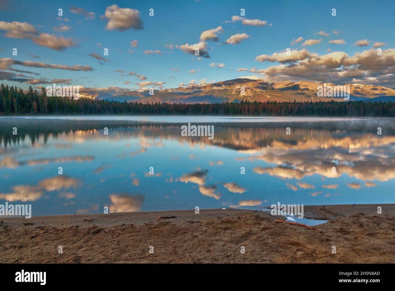 Alba mattutina nelle Montagne Rocciose sulla spiaggia del Lago Annette nel Parco Nazionale di Jasper con riflessi del Monte Majestic e del Monte Aquila Foto Stock