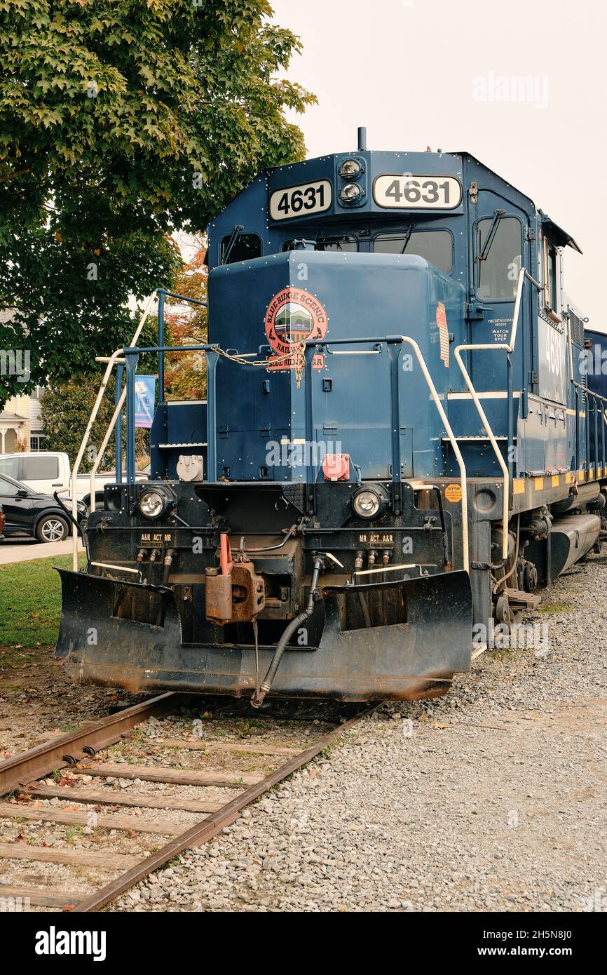 Blue Ridge Scenic Railway GP9R, locomotiva diesel, un treno storico, seduto e inattivo alla stazione ferroviaria in Blue Ridge Georgia, USA. Foto Stock
