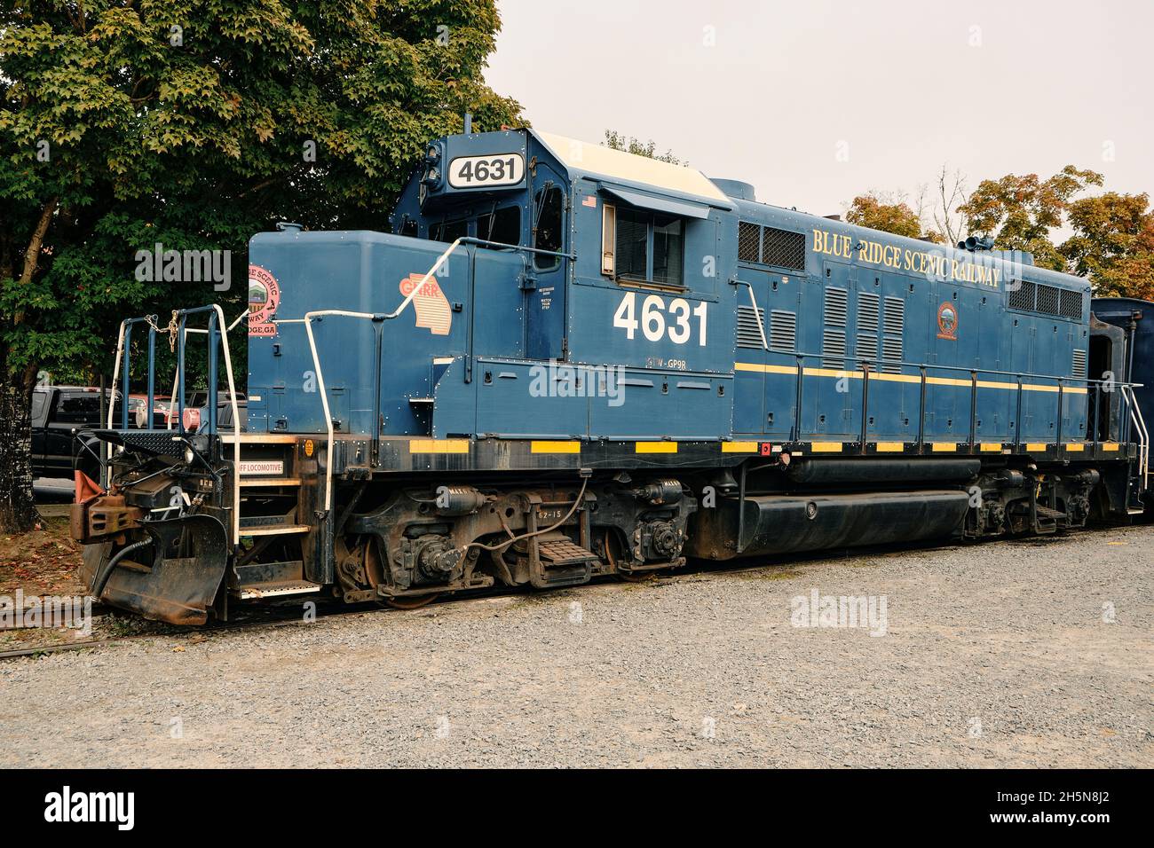 Blue Ridge Scenic Railway GP9R, locomotiva diesel, un treno storico, seduto e inattivo alla stazione ferroviaria in Blue Ridge Georgia, USA. Foto Stock