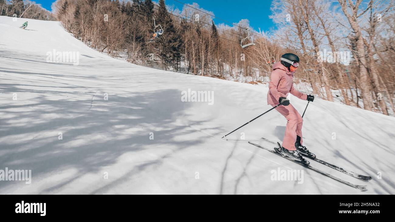 Sci - persone in sci. Sci alpino - sciatore che guarda la vista sulle montagne contro gli alberi innevati Sci in inverno sulla neve perfetta polvere godendo la natura Foto Stock