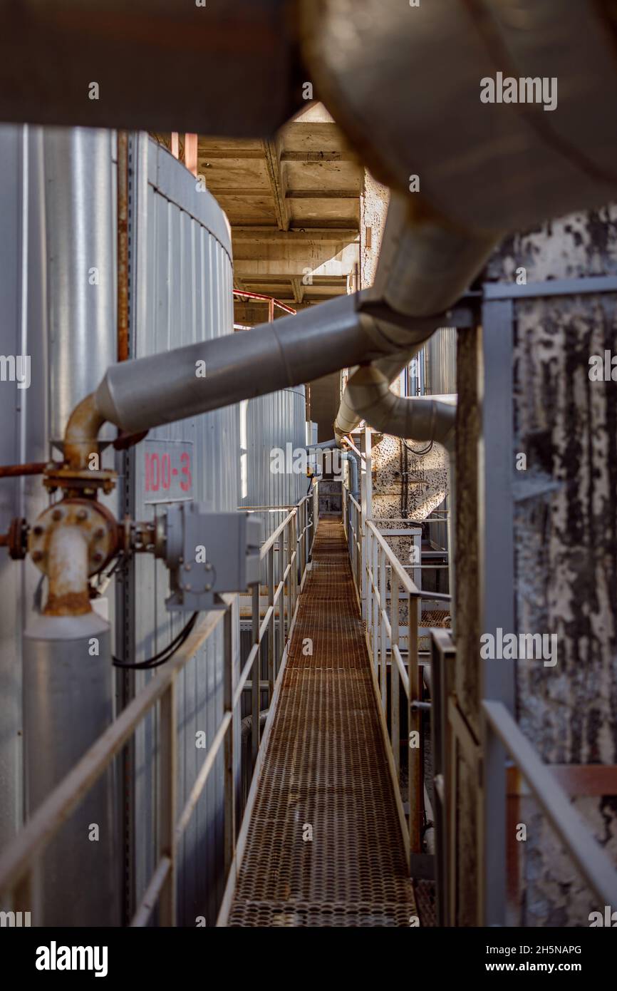 Stabilimento industriale con ponte in metallo in fabbrica Foto Stock