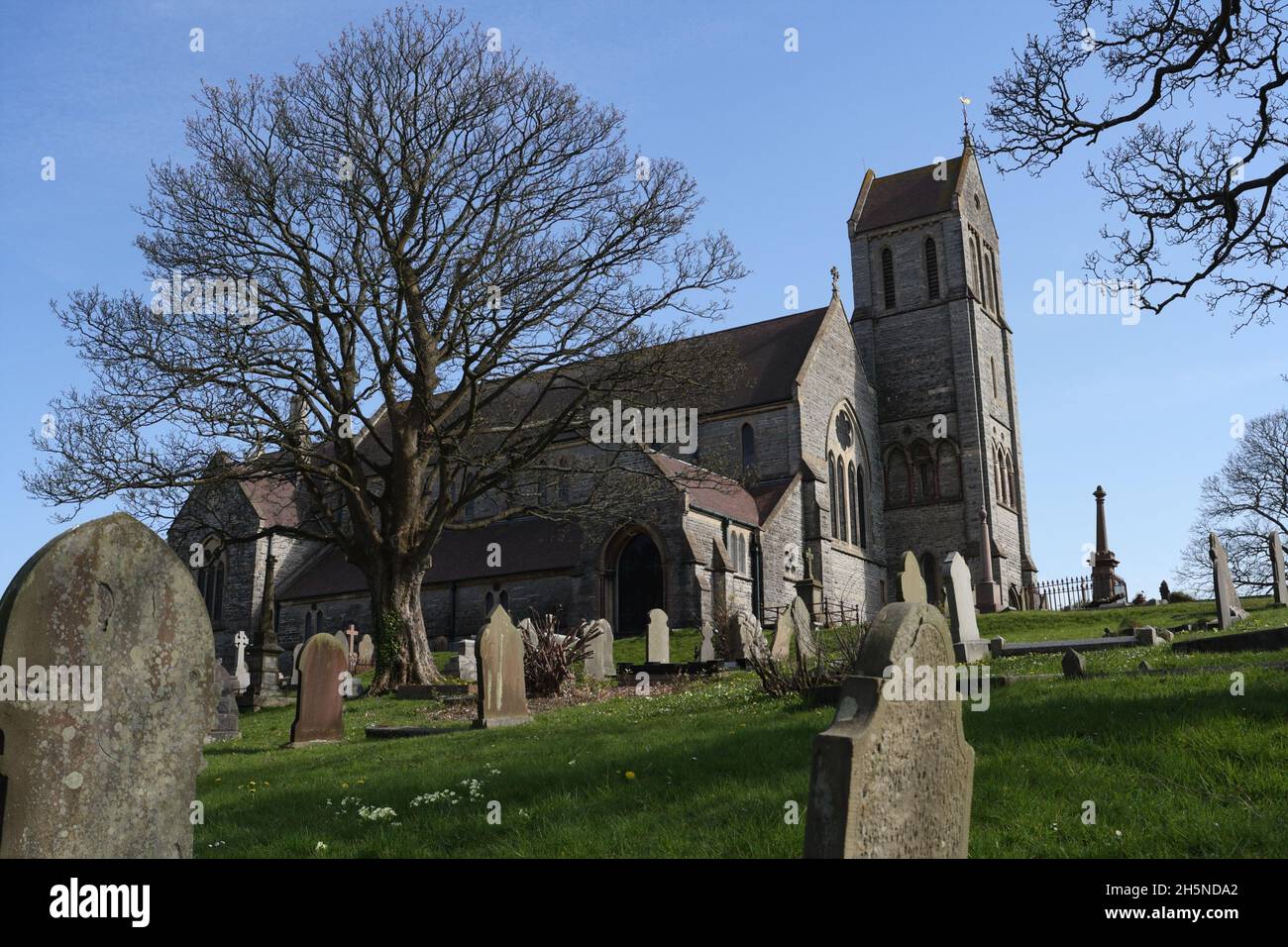 Chiesa di Sant'Agostino e sagrato di Penarth Wales, chiesa gallese e edificio storico Foto Stock