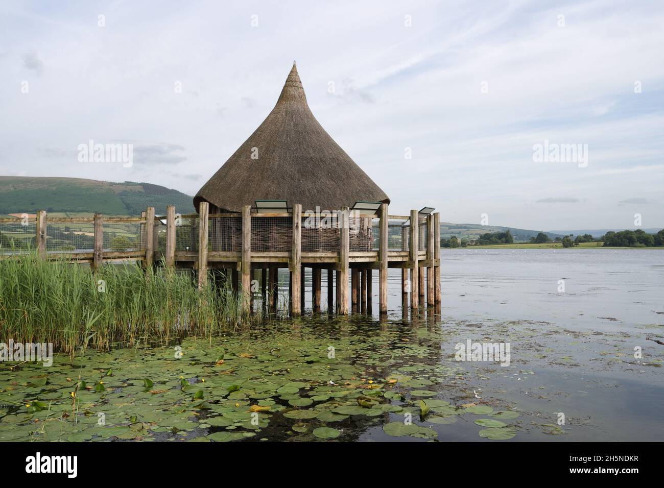 Lago Llangorse nel parco nazionale Brecon Beacons a Powys Galles Regno Unito Bannau Brycheiniog ricostruì un'antica dimora Foto Stock