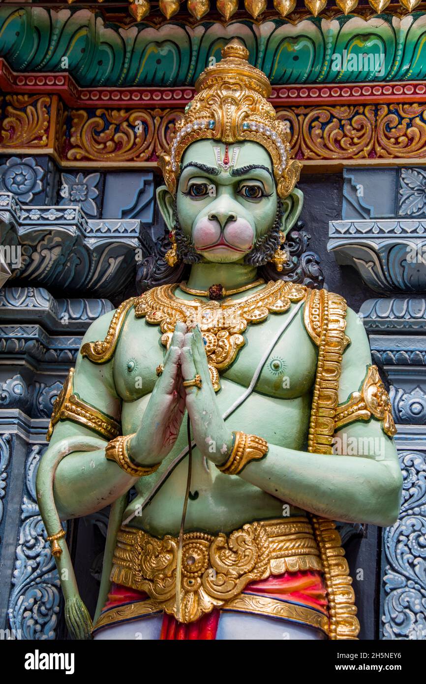 Il dio delle scimmie Hanuman dallo Sri Krishnan Tempio Singapore. Hanuman è un ardente devoto di Rama. Hanuman è figlio di Anjani e Kesari Foto Stock