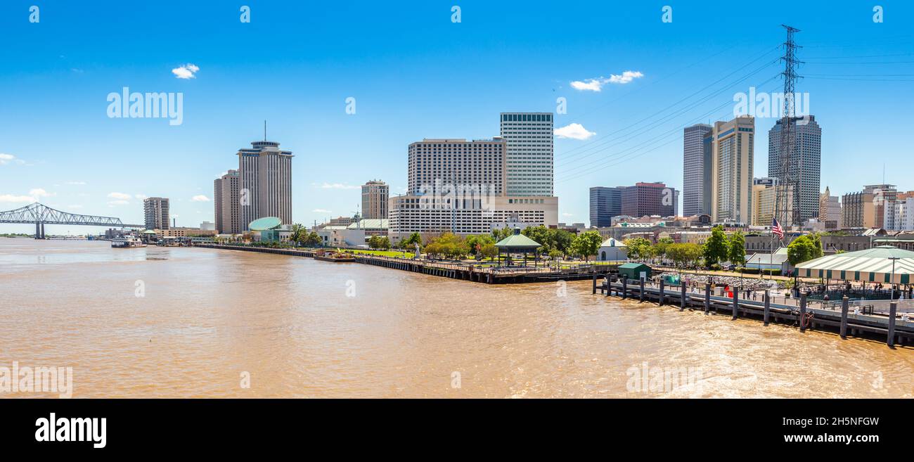 Panorama della città di New Orleans dal fiume Mississippi con grattacieli del quartiere degli affari e passeggiata sul fiume, Louisiana, USA Foto Stock