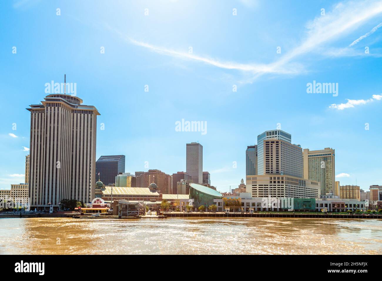 Panorama della città di New Orleans dal fiume Mississippi con grattacieli del quartiere degli affari e passeggiata sul fiume, Louisiana, USA Foto Stock