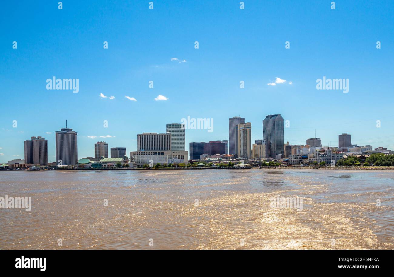 Panorama della città di New Orleans dal fiume Mississippi con grattacieli del quartiere degli affari e passeggiata sul fiume, Louisiana, USA Foto Stock