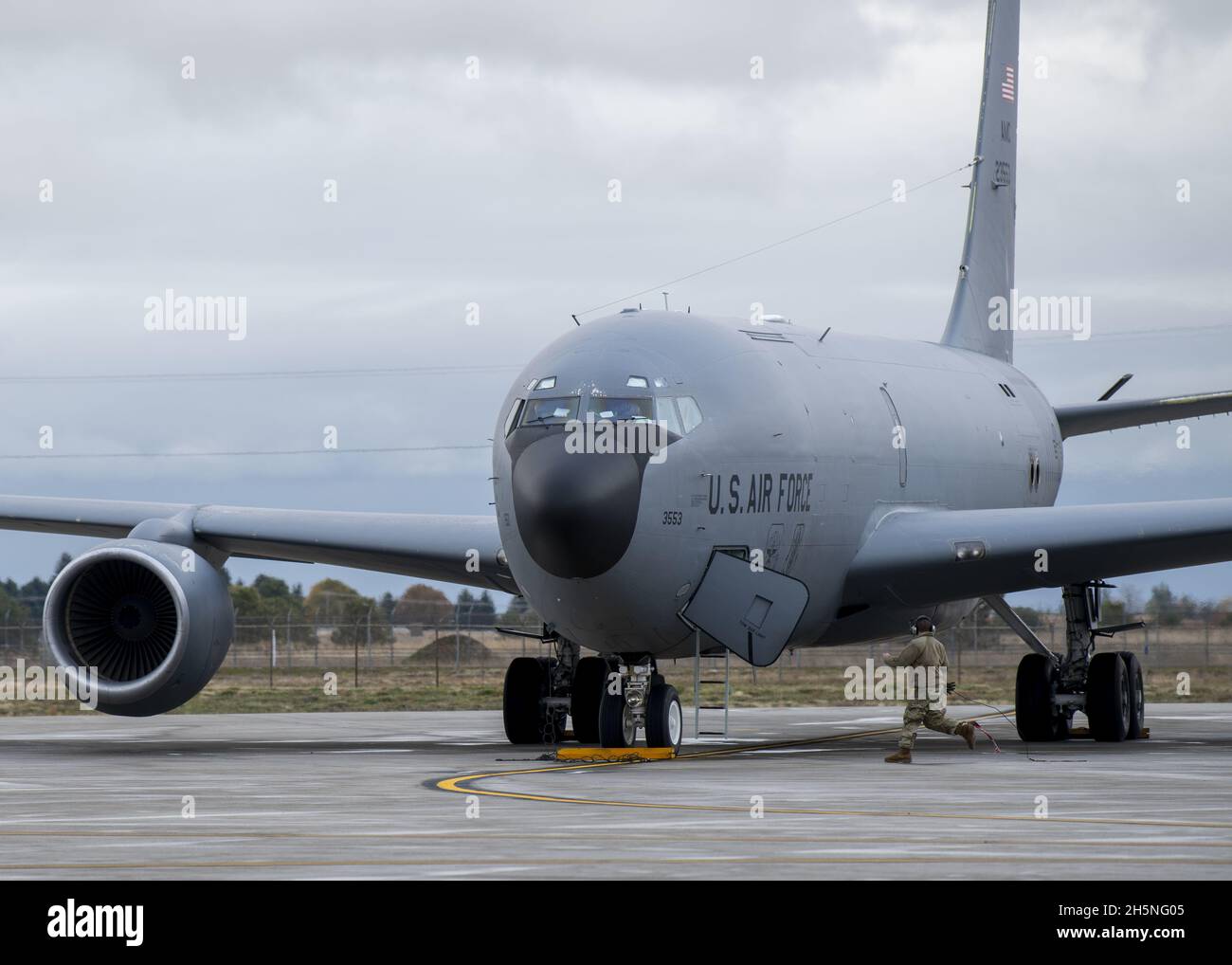 Un capo dell'equipaggio di volo Squadron della U.S. Air Force 92nd Aircraft Maintenance esegue una risposta simulata durante l'esercizio Global Thunder 22 alla Fairchild Air Force base, Washington, 6 novembre 2021. Esercizi come Global Thunder prevedono una pianificazione e un coordinamento estesi per fornire opportunità di formazione uniche per le unità e le forze assegnate. (STATI UNITI Air Force foto di staff Sgt. Lawrence Sena) Foto Stock