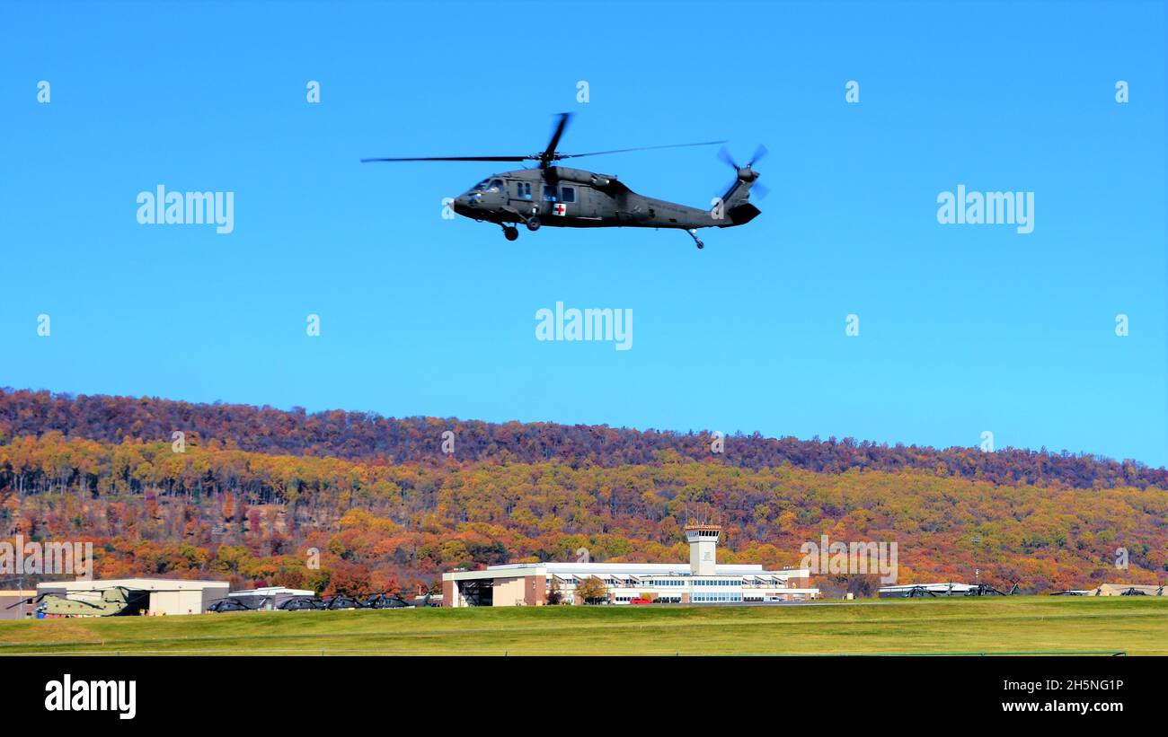 Un elicottero UH-60 Black Hawk della 28a brigata aerea di combattimento di Expeditionary vola sopra Muir Army Airfield a Fort Indiantown Gap, Pa., il 10 novembre 2021. (Foto della Guardia Nazionale della Pennsylvania di Brad Rhen) Foto Stock