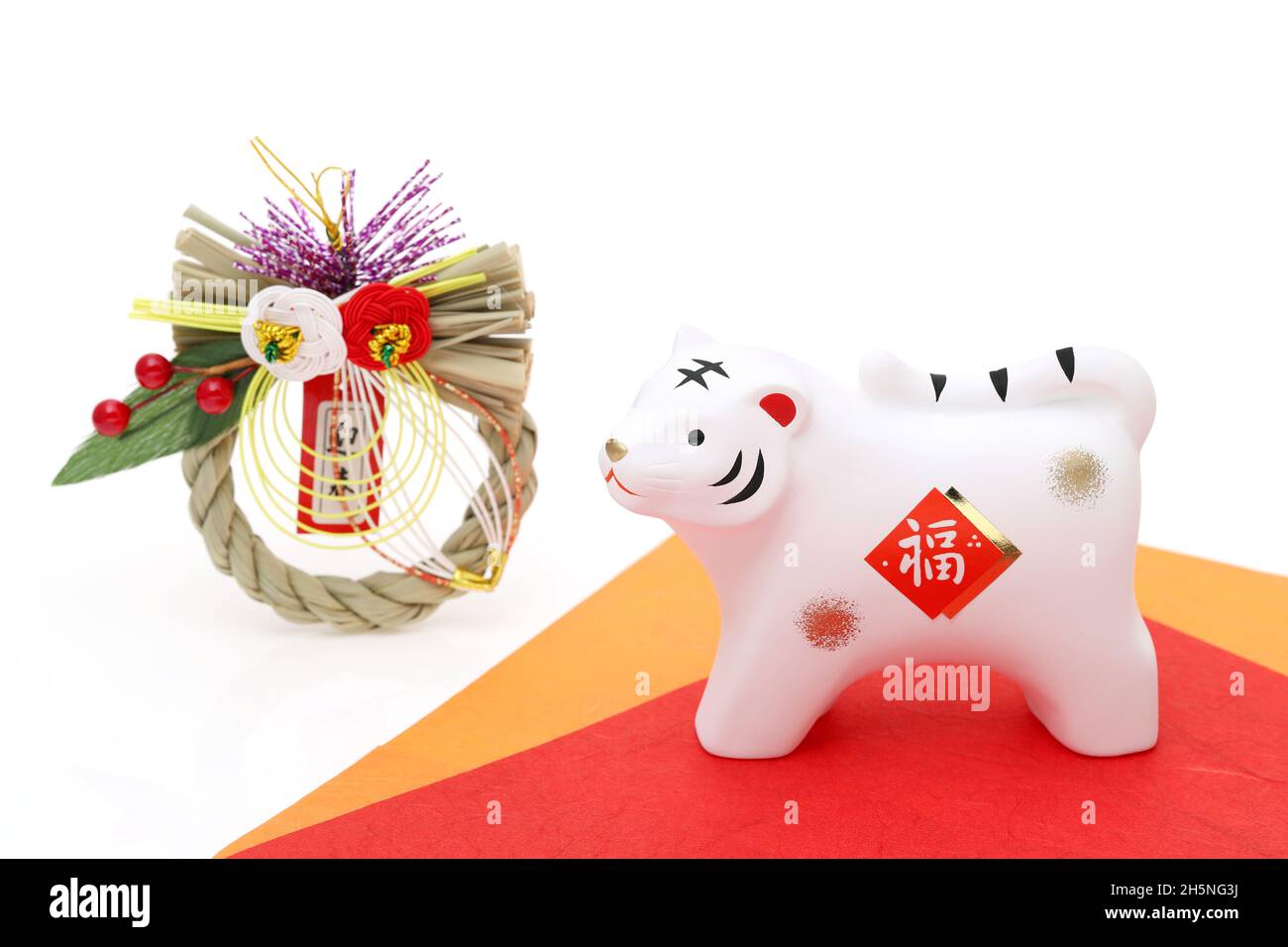 Bambole di Tora Tiger. Tessera giapponese di nuovo anno. Oggetto tigre del nuovo anno giapponese. Parola giapponese di questa fotografia significa 'felice anno nuovo, congraturations' Foto Stock