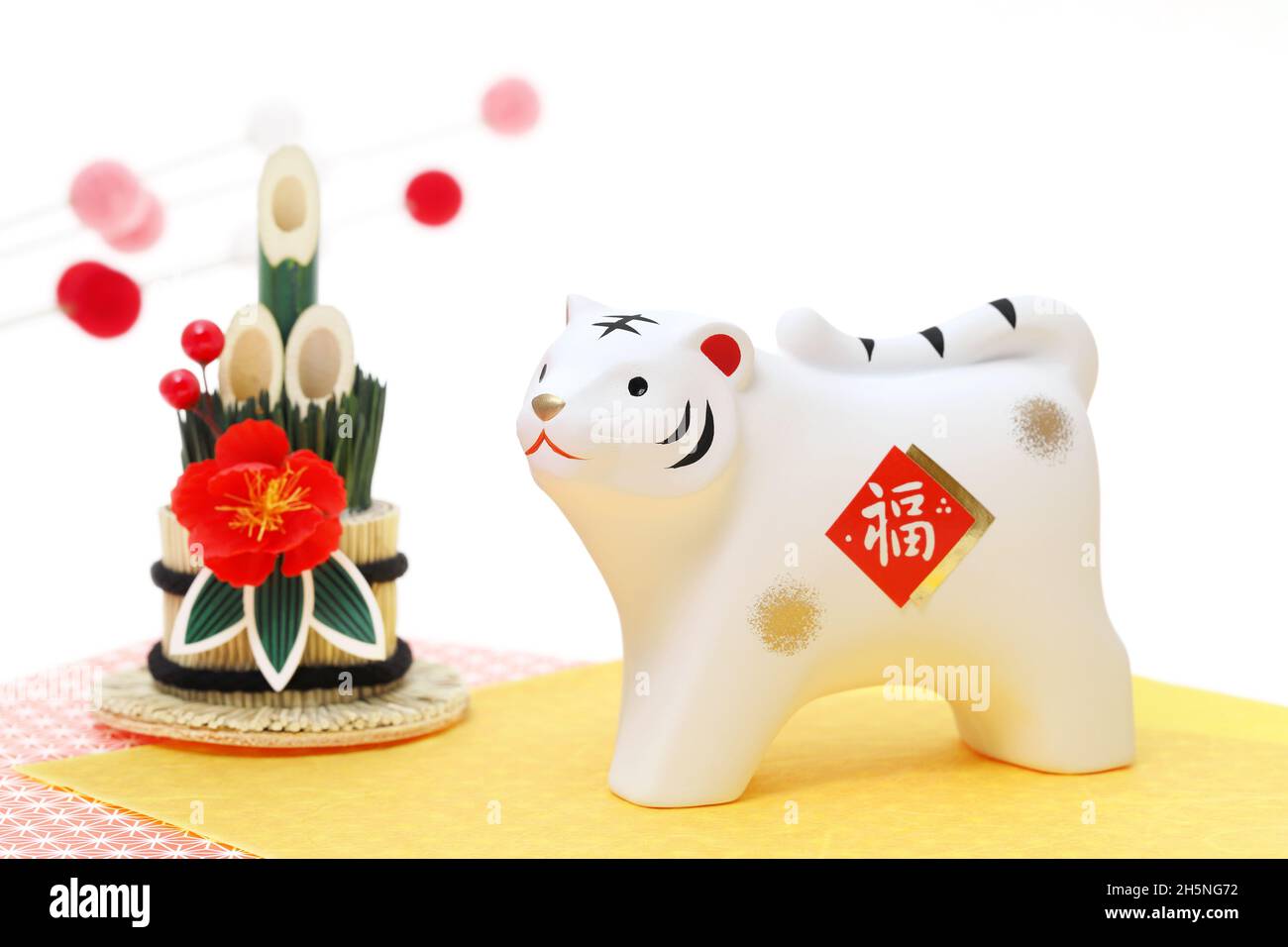 Bambole di Tora Tiger. Tessera giapponese di nuovo anno. Oggetto tigre del nuovo anno giapponese. Parola giapponese di questa fotografia significa 'fortuna' Foto Stock