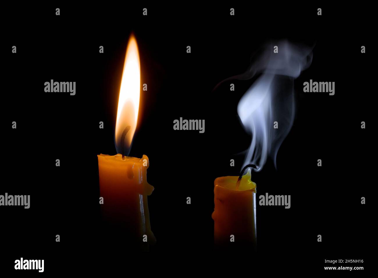 Bruciare e spegnere candele nell'oscurità. Foto Stock