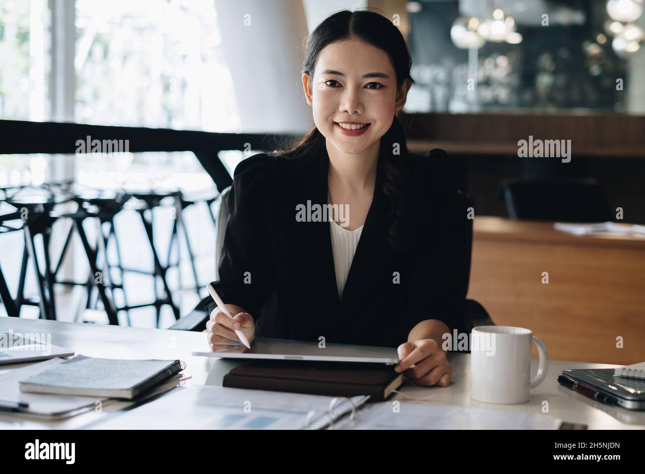 Business donna fare contabilità finanziaria borsa analisi dei grafici di mercato su documenti in ufficio Foto Stock