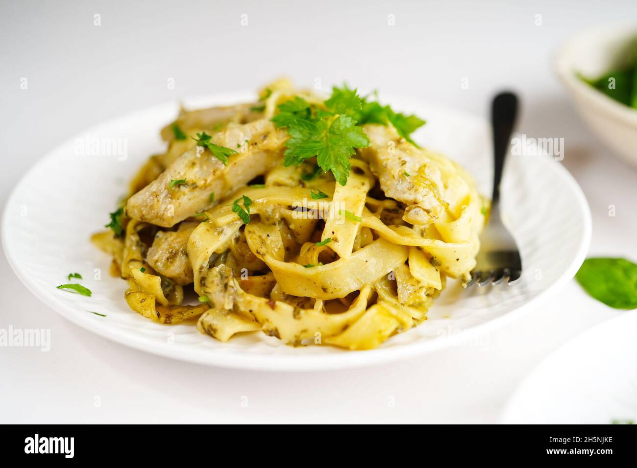 Pollo alla fettuccina fatto in casa Alfredo pasta su sfondo bianco Foto Stock