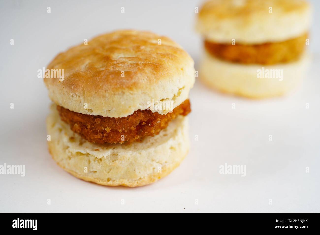 Sandwich con biscotto di pollo o cursori su sfondo bianco, fuoco selettivo Foto Stock