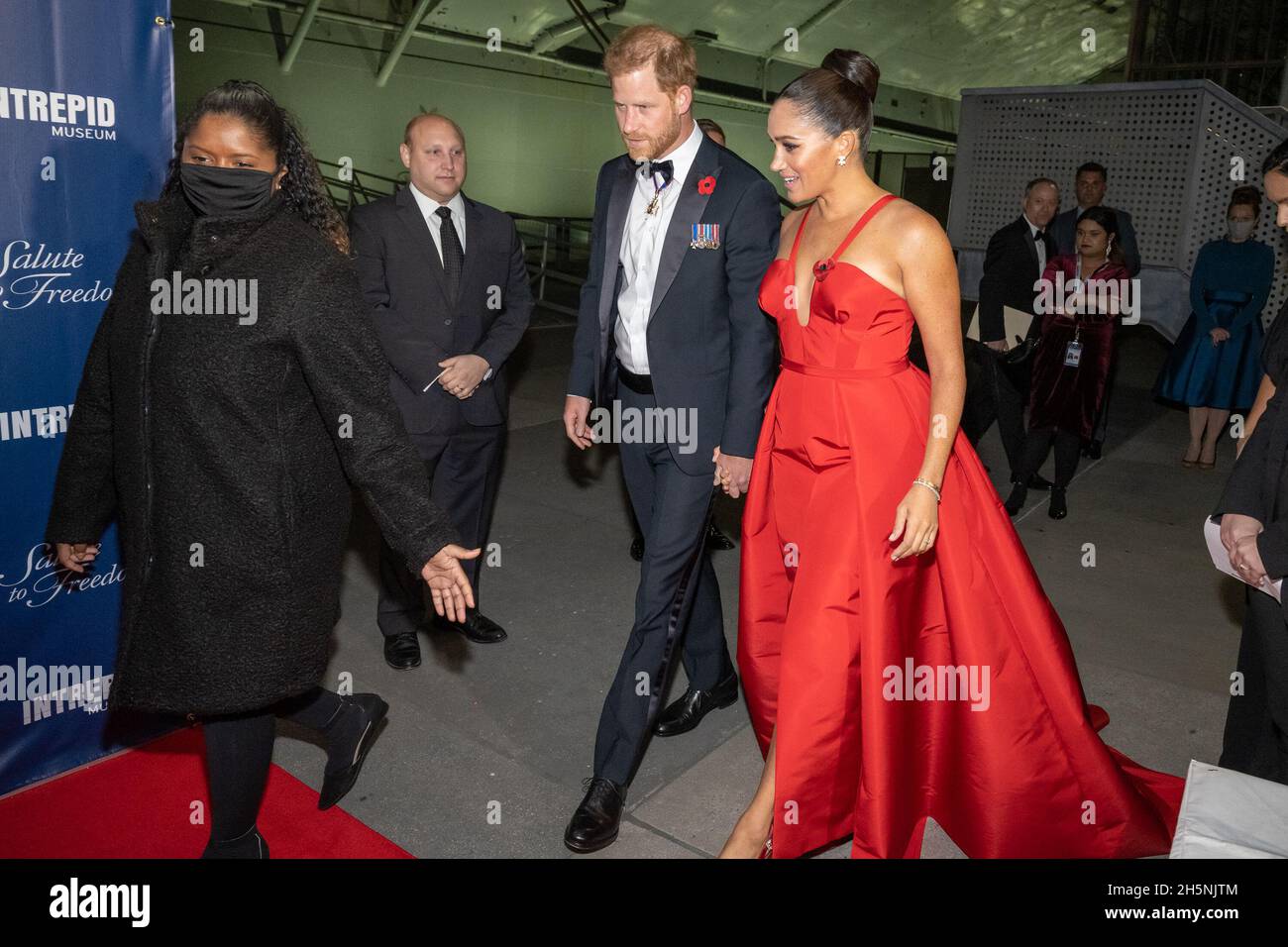 New York, Stati Uniti. 10 novembre 2021. Il principe Harry, il duca del Sussex, e Meghan Markle, la duchessa del Sussex, partecipano al gala della Salute alla libertà al Mare Intrepid, Museo dell'aria e dello spazio a New York, New York, il 10 novembre 2021. (Foto di Gabriele Holtermann/Sipa USA) Credit: Sipa USA/Alamy Live News Foto Stock