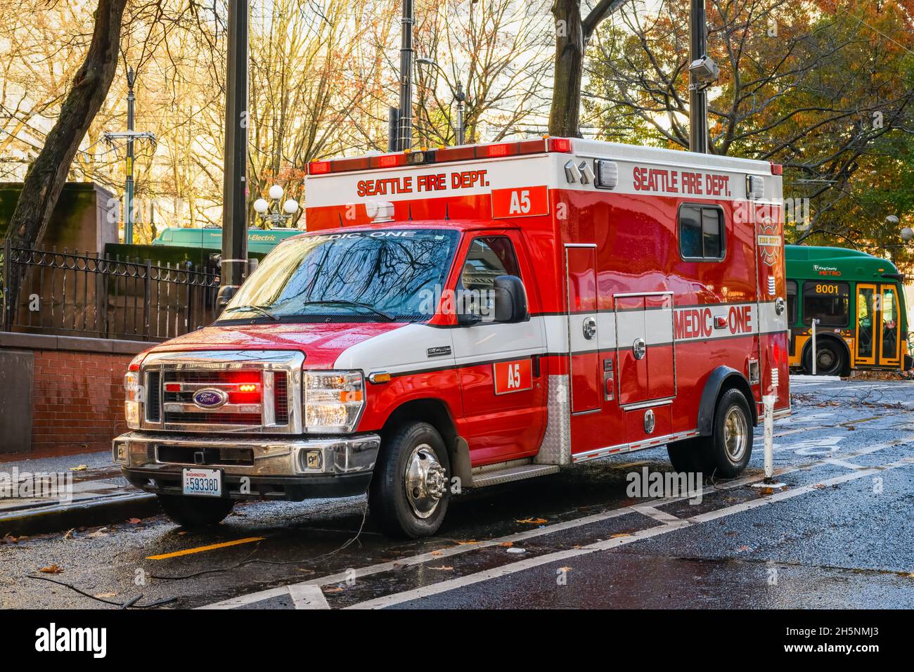 Seattle - 09 novembre 2021; Seattle Fire Department Medic un'ambulanza nel centro di Seattle in un giorno umido di caduta con le luci lampeggianti Foto Stock