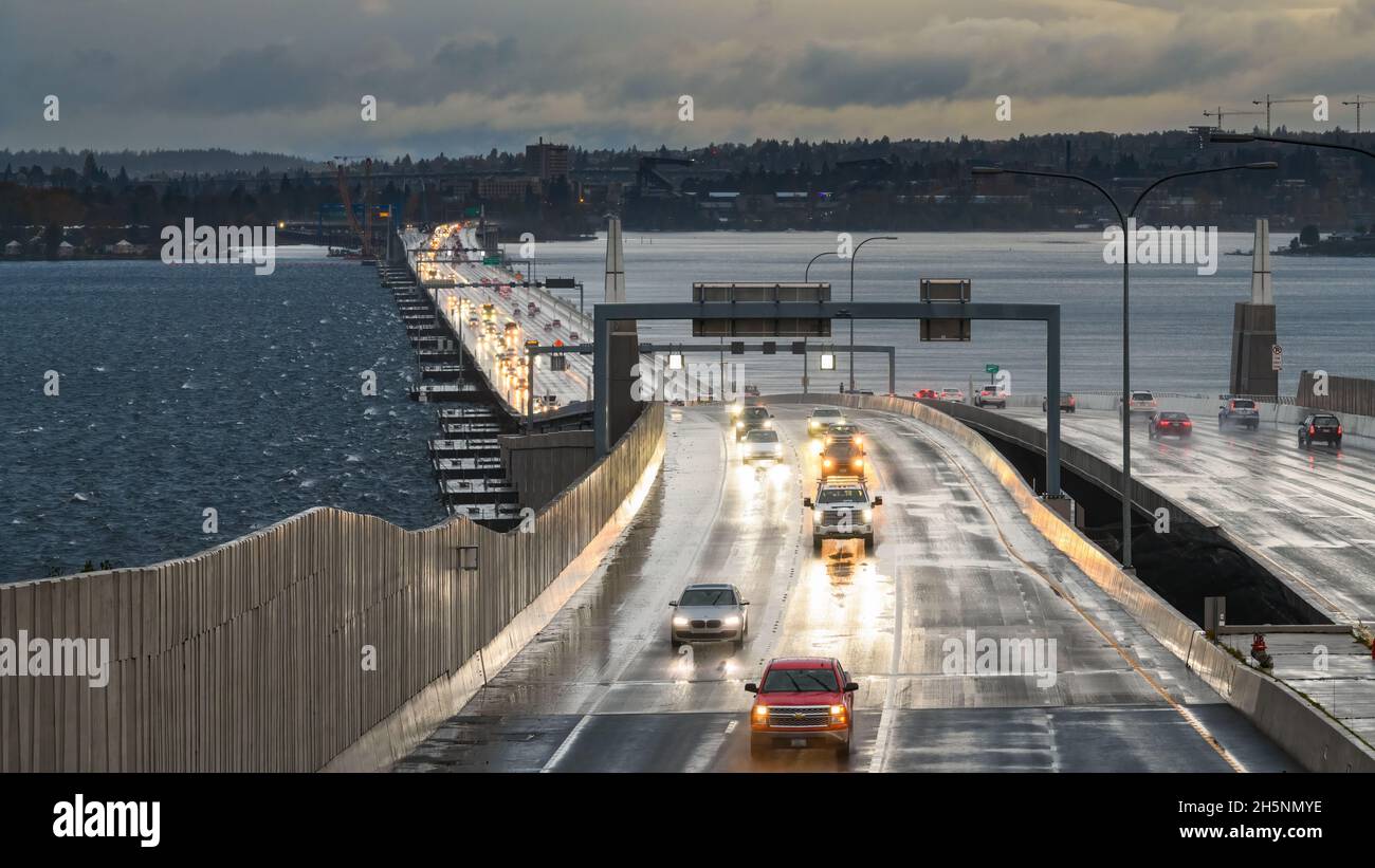 Medina, WA, USA - 09 novembre 2021; il traffico attraversa l'autostrada 520 tra Seattle e la periferia orientale in una giornata bagnata e blustery Foto Stock