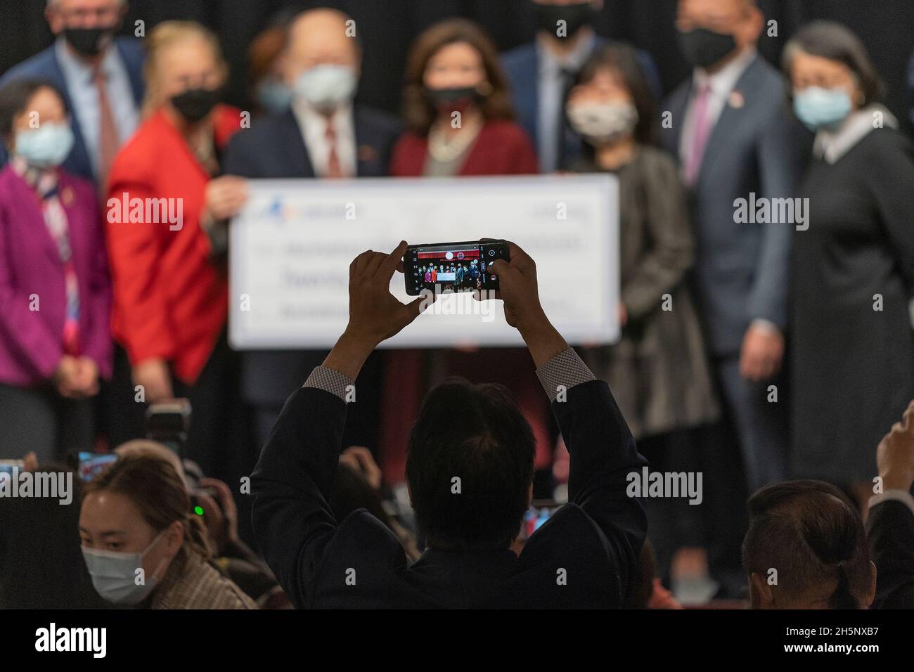 Un uomo che scatta foto con il telefono cellulare come governatore Kathy Hochul fa un annuncio che Chinatown riceverà 20 milioni di dollari in fondi per la rivitalizzazione e tiene briefing stampa a CCBA . Chinatown è stata vincitrice del quinto round della Downtown Vitalization Initiative e riceverà finanziamenti e investimenti per aiutare le comunità a potenziare le loro economie post-COVID-19 trasformando i centri urbani in quartieri vivaci. Chinatown utilizzerà il premio DRI da 20 milioni di dollari per costruire sulla sua storia come destinazione culturale al fine di preservare e riportare il quartiere in una vibrante area del centro. Governare Foto Stock