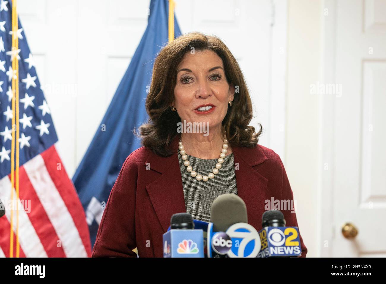 New York, New York, Stati Uniti. 10 novembre 2021. Il governatore Kathy Hochul annuncia che Chinatown riceverà 20 milioni di dollari in fondi per la rivitalizzazione e tiene un briefing stampa alla CCBA. Chinatown è stata vincitrice del quinto round della Downtown Vitalization Initiative e riceverà finanziamenti e investimenti per aiutare le comunità a potenziare le loro economie post-COVID-19 trasformando i centri urbani in quartieri vivaci. Chinatown utilizzerà il premio DRI da 20 milioni di dollari per costruire sulla sua storia come destinazione culturale al fine di preservare e riportare il quartiere in un vivace downto Foto Stock