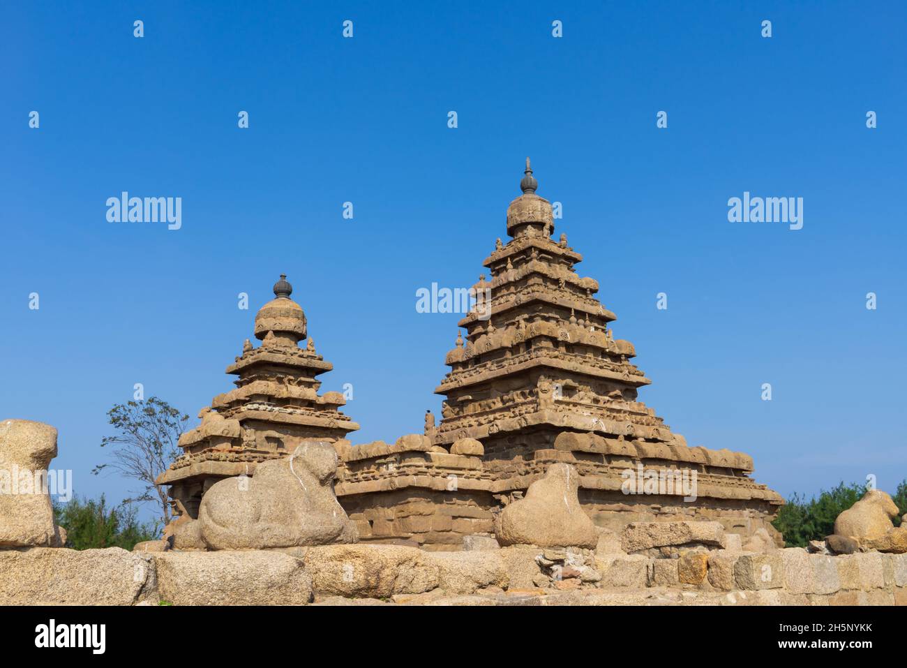 L'antico tempio sulla riva, costruito in blocchi di pietra. Mahabalipruam (Mamallapuram) è una famosa attrazione turistica nel sud di Chennai, India. Foto Stock