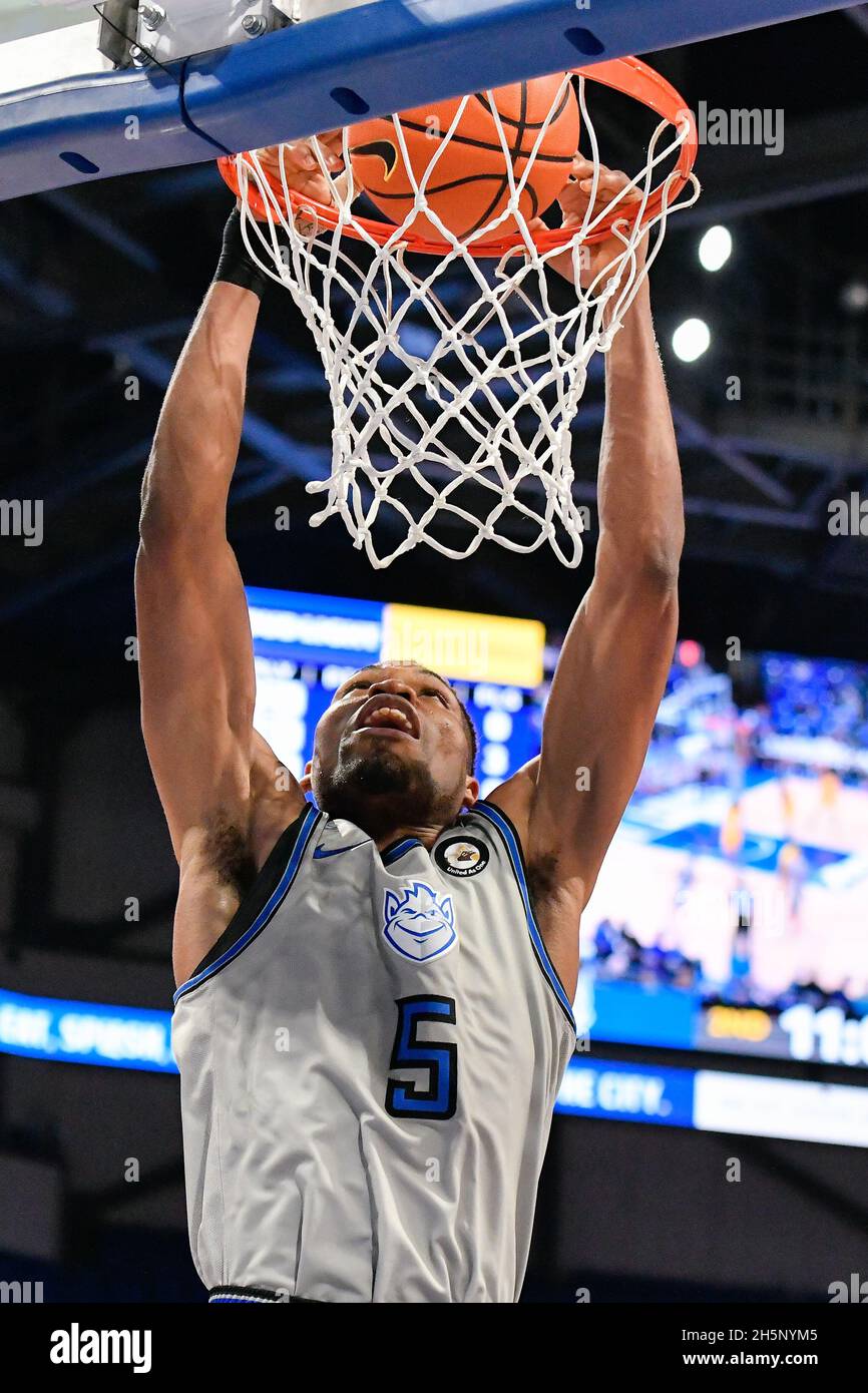 10 novembre 2021: Saint Louis Billikens in avanti Francis Okoro (5) con lo slam Dunk due punti in un gioco dove gli Hornets Harris-Stowe visitarono il St. Louis Billikens. Tenuto presso la Chaifetz Arena di St. Louis, MO Richard Ulreich/CSM Foto Stock