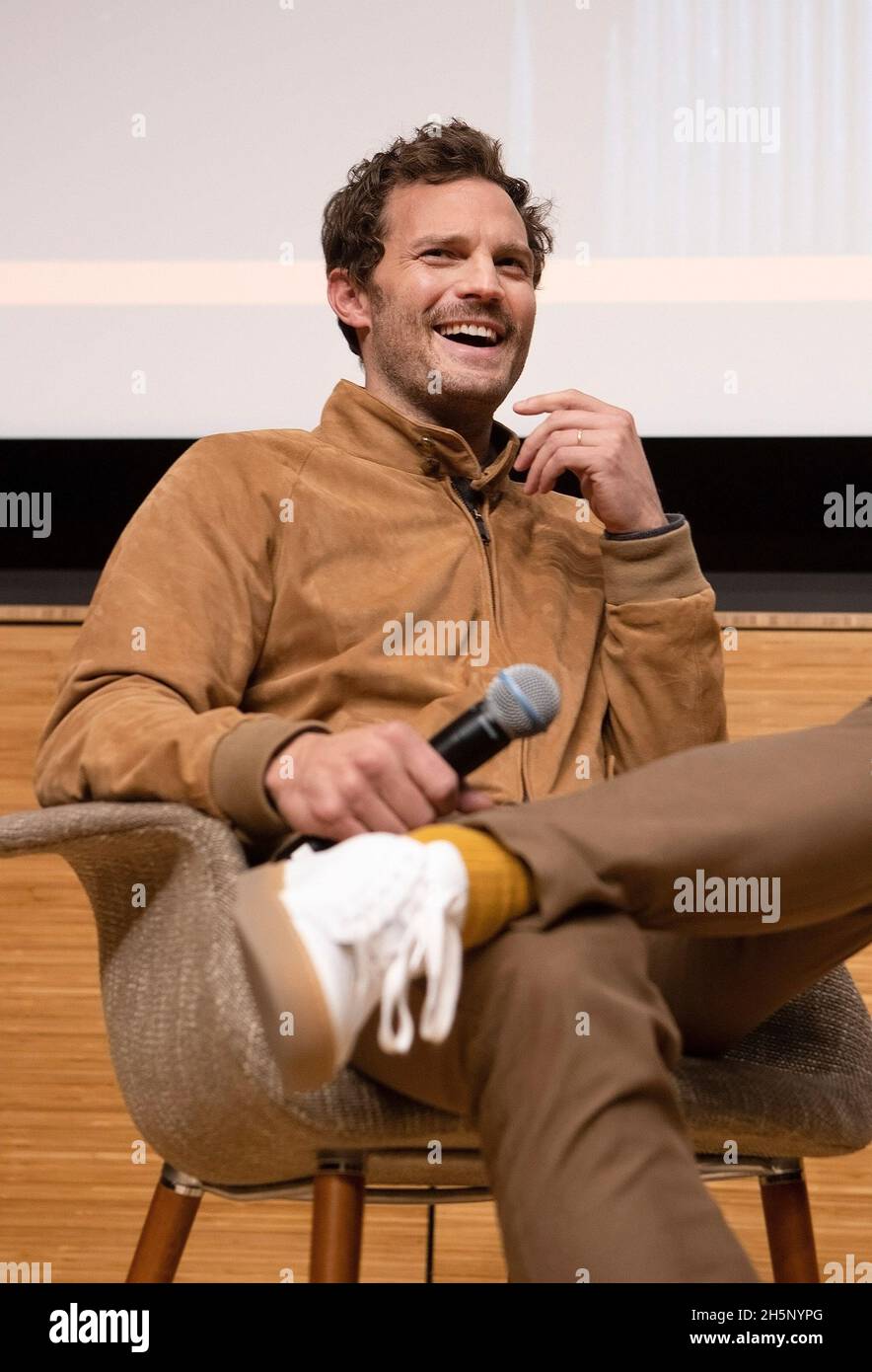 10 novembre 2021, Denver, Colorado, U.S: L'attore JAMIE DORNAN del film Belfast fa un Q & A con Sheila K. o'Brian prima della mostra del film Belfast durante il 44. Denver Film Festival al Denver Botanic Gardens mercoledì pomeriggio. JAMIE DORNAN ha ricevuto anche il Denver Film Festival's Excellence in Acting Award. (Credit Image: © Hector Acevedo/ZUMA Press Wire) Foto Stock