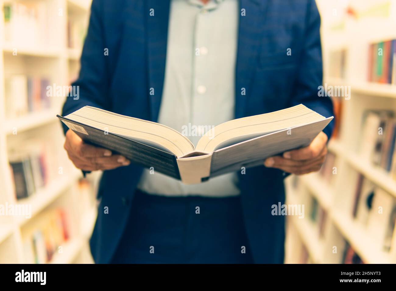 studente in libreria. uomo legge il libro in una libreria. Un uomo d'affari  compra un libro come regalo Foto stock - Alamy