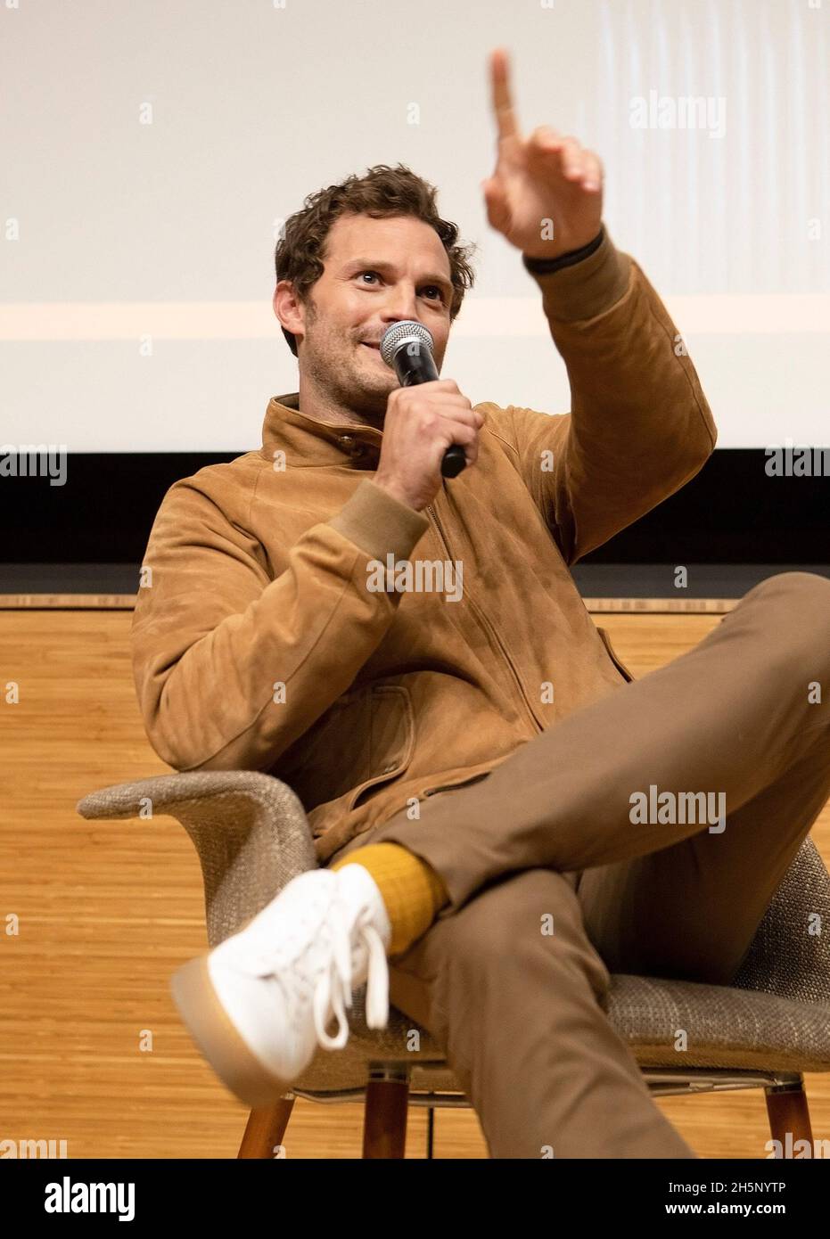 10 novembre 2021, Denver, Colorado, U.S: L'attore JAMIE DORNAN del film Belfast fa un Q & A con Sheila K. o'Brian prima della mostra del film Belfast durante il 44. Denver Film Festival al Denver Botanic Gardens mercoledì pomeriggio. JAMIE DORNAN ha ricevuto anche il Denver Film Festival's Excellence in Acting Award. (Credit Image: © Hector Acevedo/ZUMA Press Wire) Foto Stock