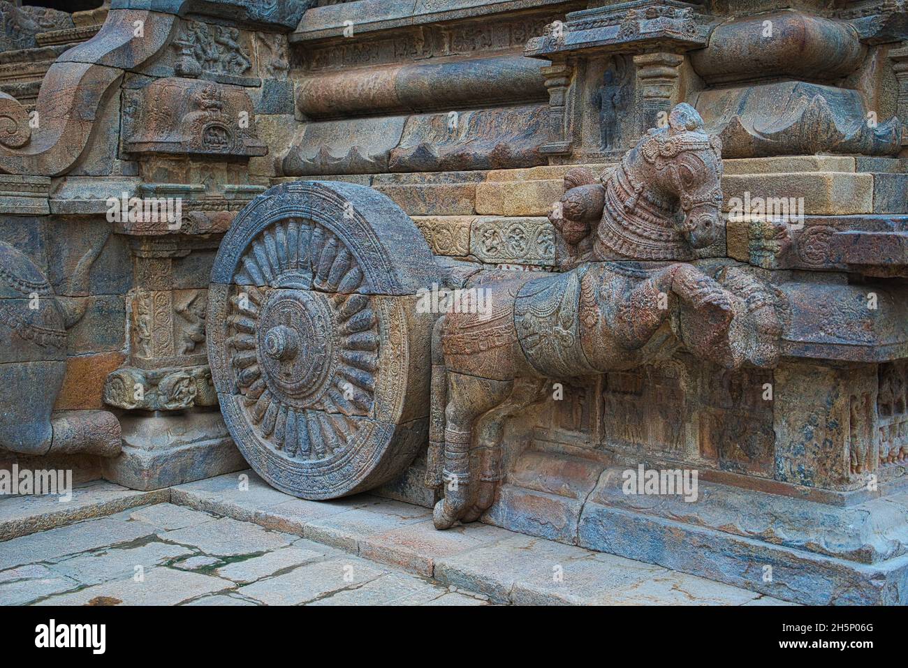 Intagli sulle pareti del tempio di Airavatesvara. Uno degli antichi templi nel sud dell'India. Tamil Nadu, India. Foto Stock