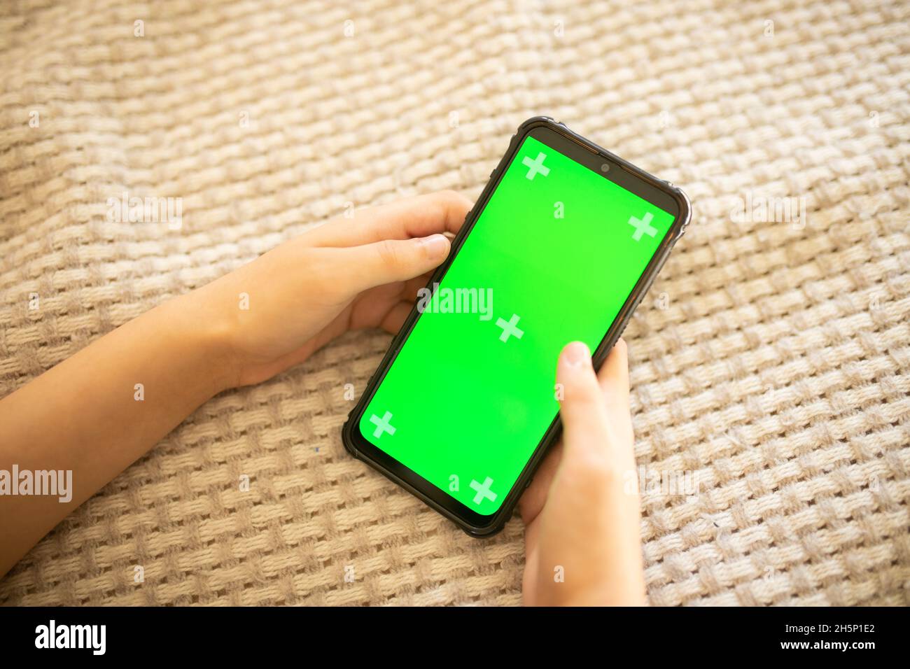 Ragazza che usa lo smartphone con schermo a tasti cromati Foto Stock