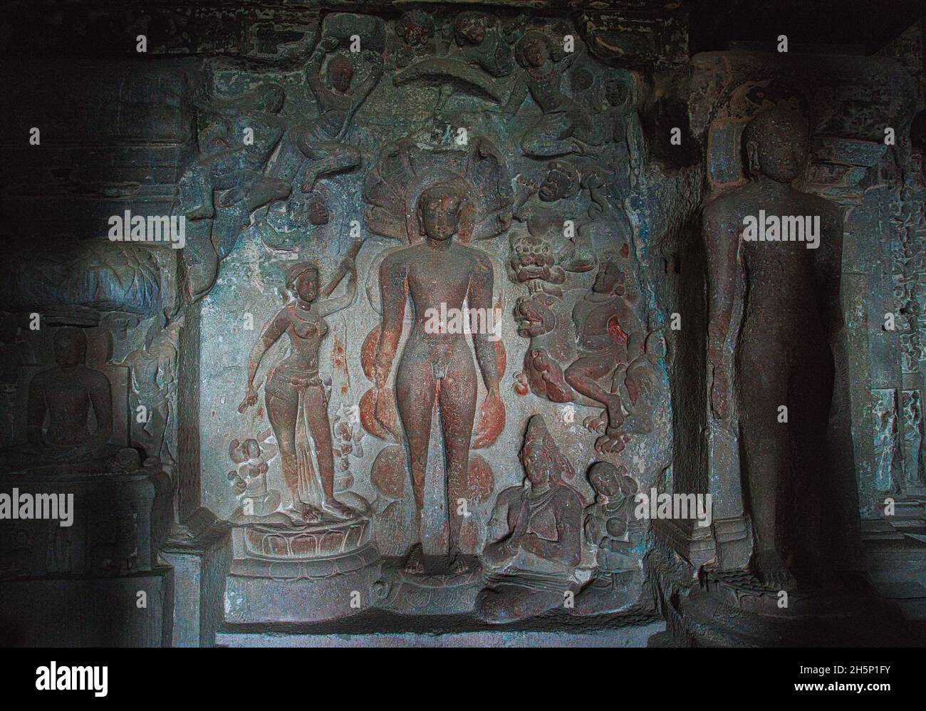 Il complesso Elora è unico nella creazione artistica e nello sviluppo tecnologico. Ellora Caves, i suoi santuari dedicati al buddismo, all'Induismo e a Jainis Foto Stock