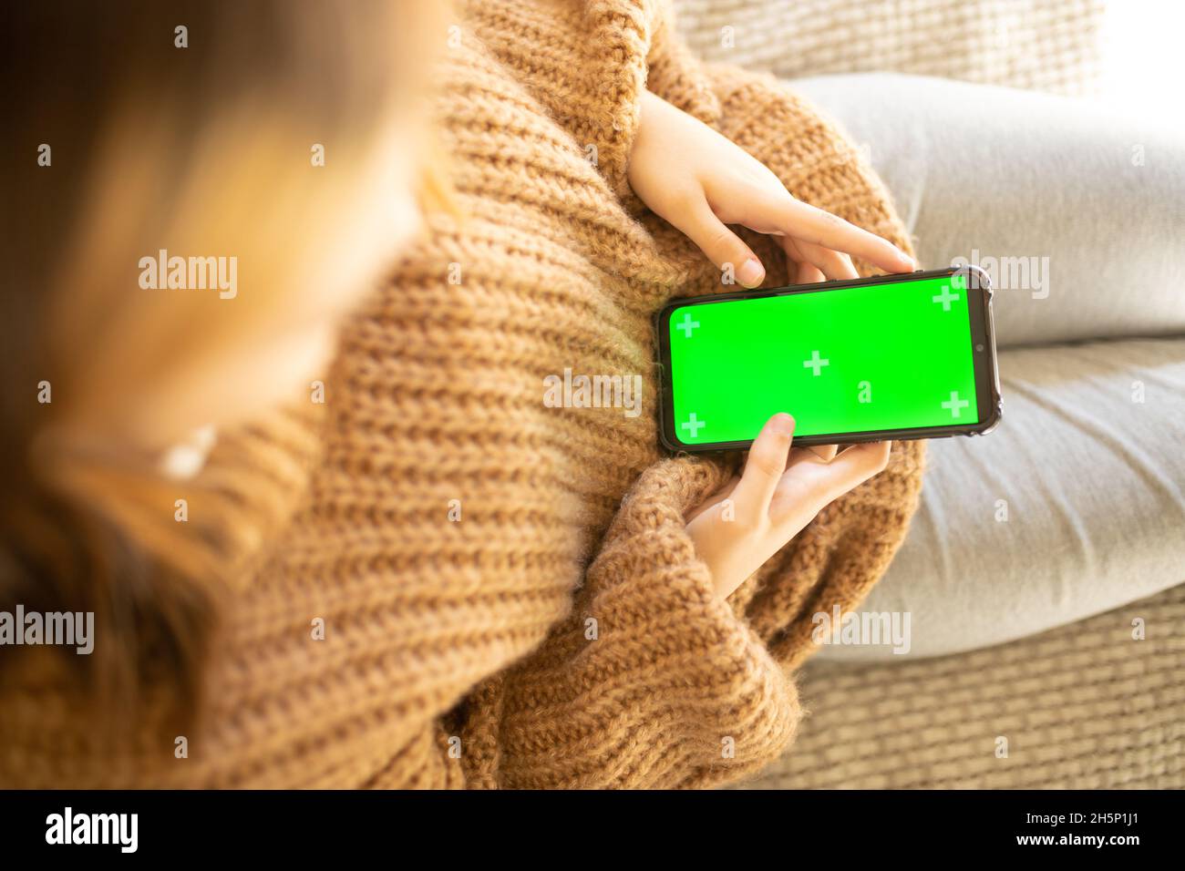 Ragazza che usa lo smartphone con schermo a tasti cromati Foto Stock