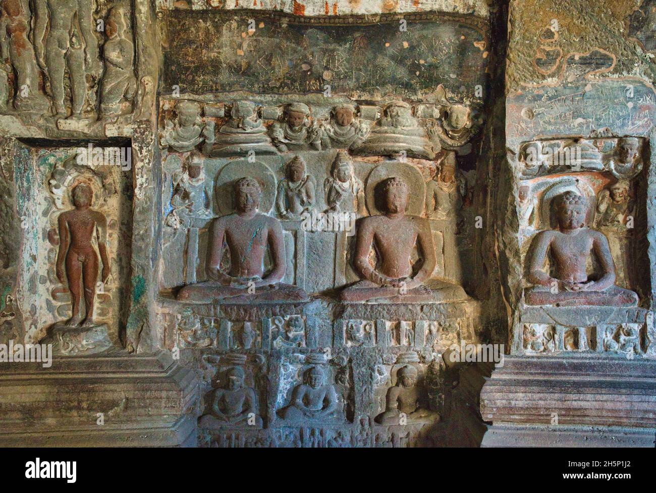 Il complesso Elora è unico nella creazione artistica e nello sviluppo tecnologico. Ellora Caves, i suoi santuari dedicati al buddismo, all'Induismo e a Jainis Foto Stock