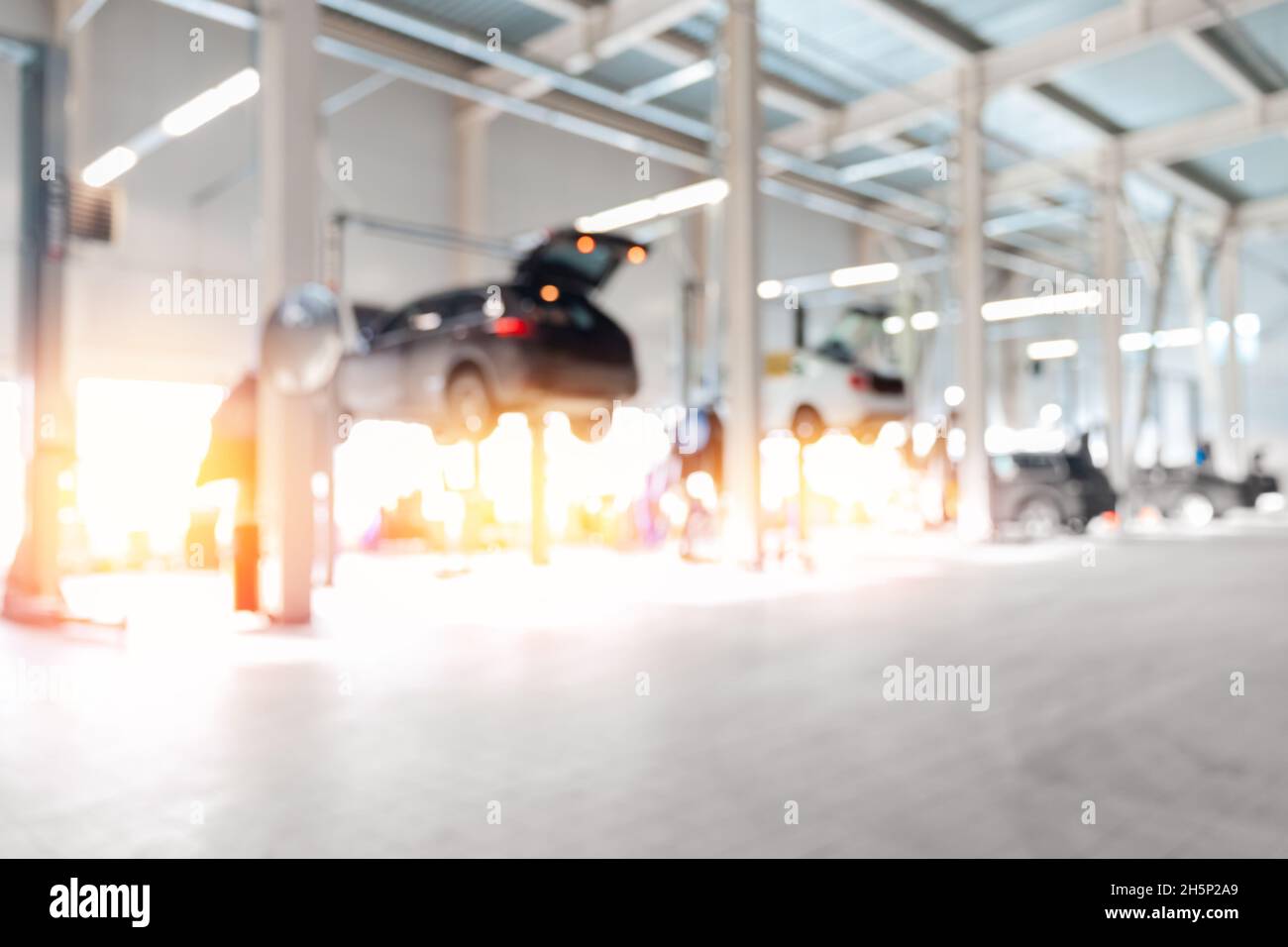 Offuscato senza fuoco riparazione di fondo servizio auto con luce solare per spazio di copia. Foto Stock