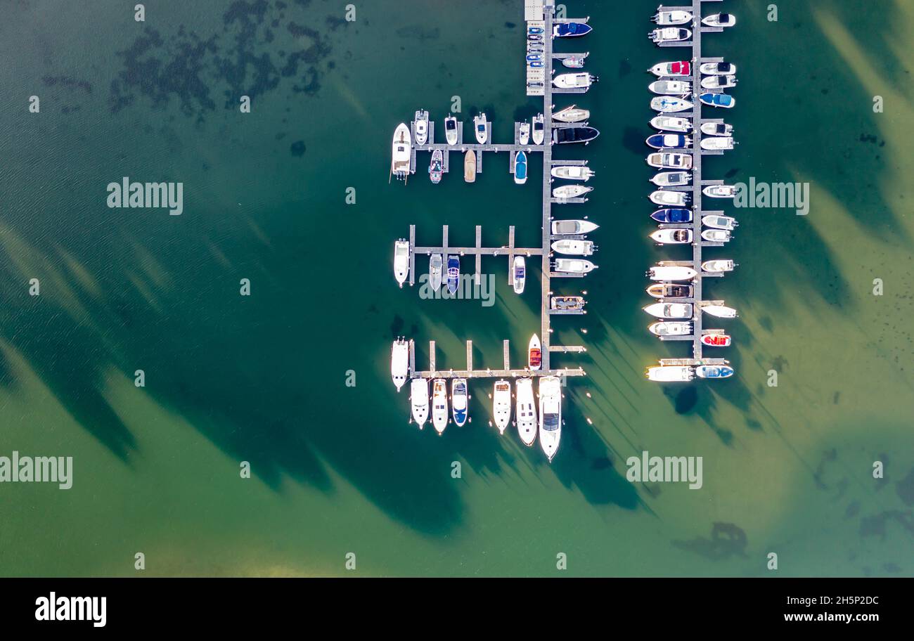 Vista aerea delle barche in un porto turistico a Sag Harbor, NY Foto Stock