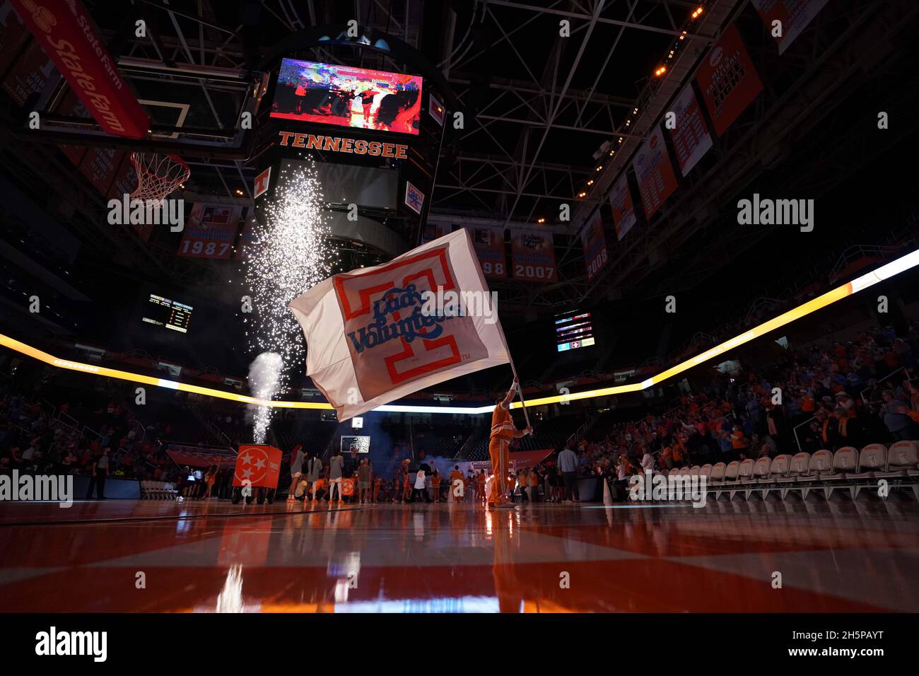 10 novembre 2021: Tennessee Lady VOLS prende il campo prima della partita di pallacanestro NCAA tra l'Università del Tennessee Lady Volunteers e la Southern Illinois University Salukis a Thompson-Boling Arena a Knoxville TN Tim Gangloff/CSM Foto Stock