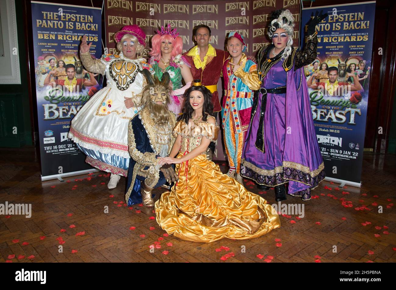 Jamie Greer, Kelly Sweeney, ben Richards, Lewis Devine, James Lacey, Benjamin Keith, Lauren McCrory, Beauty e The Beast segna il ritorno dell'intrattenimento dal vivo all'Epstein Theatre. Il pantomime riapre ufficialmente la sede del centro città con un nuovo team di gestione Epstein Entertainments Ltd al timone. La bellezza e la bestia è certo di stupire questo Natale con una storia di amore e gentilezza. Terry Scott Foto Stock