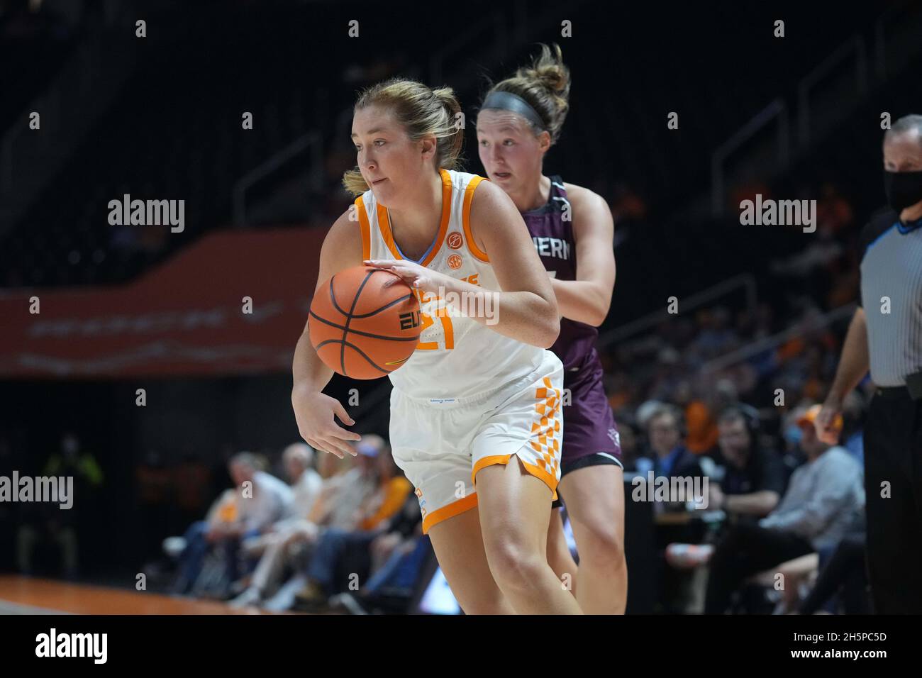 10 novembre 2021: Tess Darby #21 dei Tennessee Lady VOL guida al basket durante la partita di pallacanestro NCAA tra i volontari della University of Tennessee Lady e la Southern Illinois University Salukis alla Thompson-Boling Arena a Knoxville TN Tim Gangloff/(Foto di Tim Gangloff/CSM/Sipa USA) Foto Stock